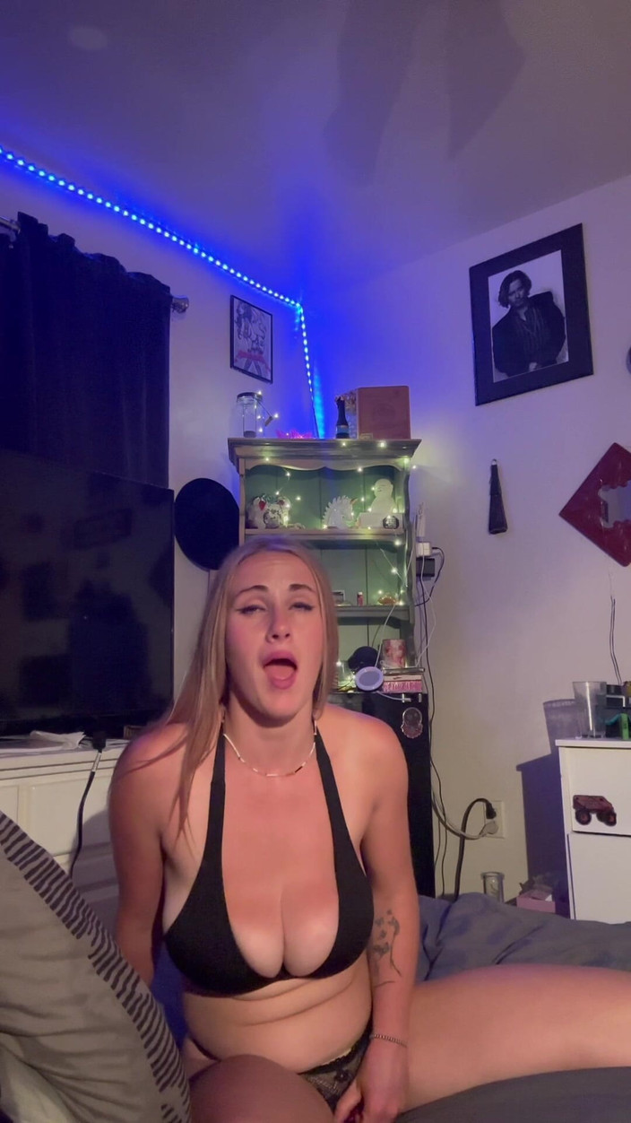April Sparx: April Sparx використовує lovense, намагаючись не викликати метушні