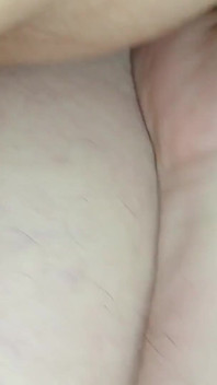 La bruna dai seni grandi è molto eccitata e ha bisogno della sua dose giornaliera di sesso