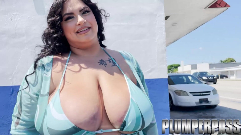 Plumper pass: Грудаста латина товстушка зустрічає великий білий член у пральні, щоб трахнутися