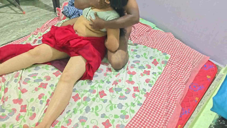 Sexy sindu: Sindu Bhabhi jęczy podczas gdy chłopak zjada jej gorącą cipkę