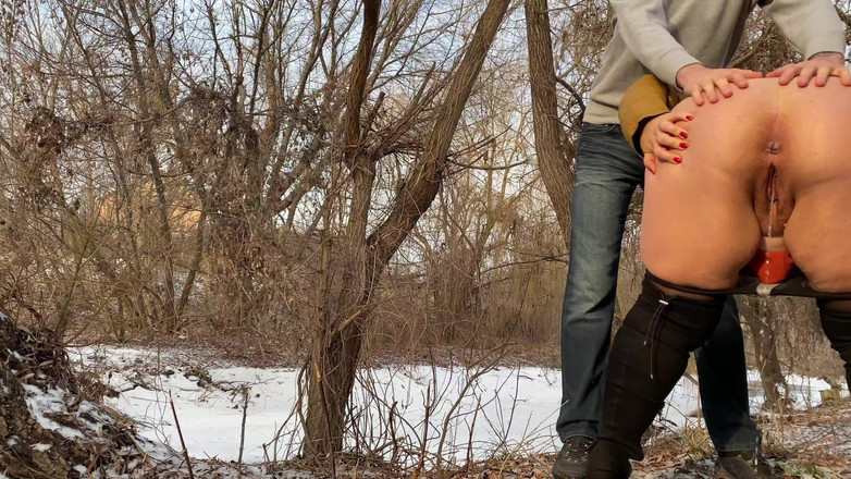 OurFetishLife: Depravada suegra meando con las piernas abiertas