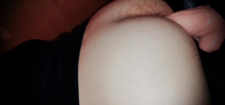 Cumster: Solo twink miluje používat dildo pro svou anální díru