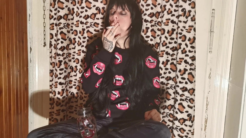 Beth Kinky: Sigara içen sahibe kamera arkası