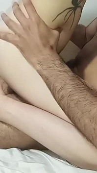 내 마누라는 나를 따먹고 나를 너무 많이 켜서 그녀 안에 사정해(풀 영상)