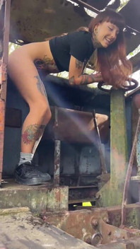 Gata gostosa faz xixi no trem abandonado!