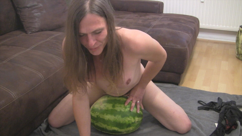 TS Julia: Джулія Джой розважається з кавуном