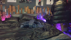 Evilshaman: Pau esfregando jaqueta na cama de nylon brilhante