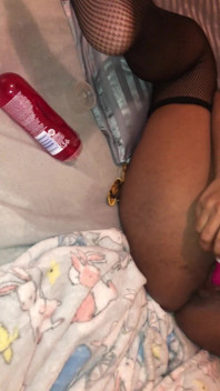 Linda indonésia vadia enfia um dildo na sua buceta preta