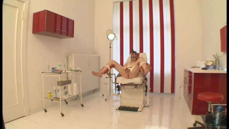 Absolute BDSM films - The original: Umilia lo schiacciare il pene