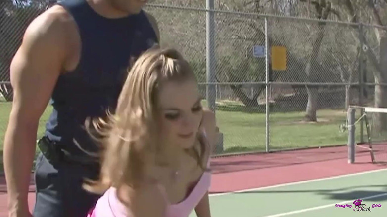 Naughty Black Girls: Recoge chica con medias y compañero con su estilo perrito...