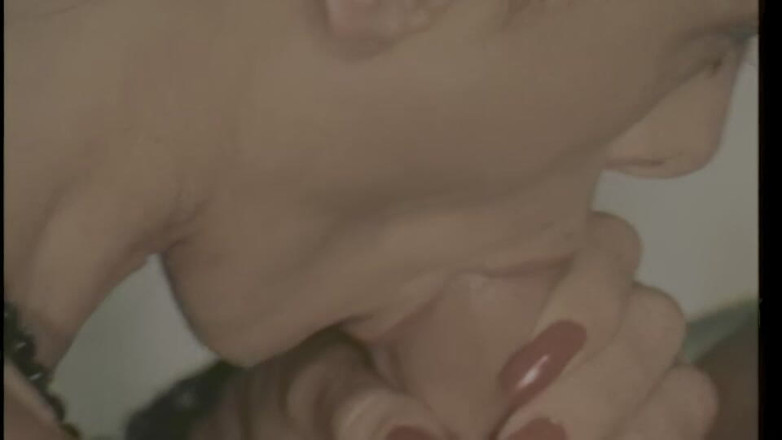 pornitaliangraffiti: Carmen không thể không đụ con cặc trẻ này.