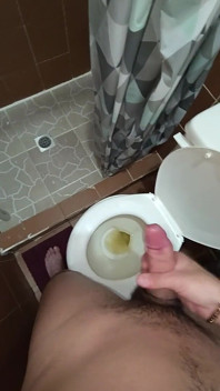 Due getti di sperma nell'urina del bagno