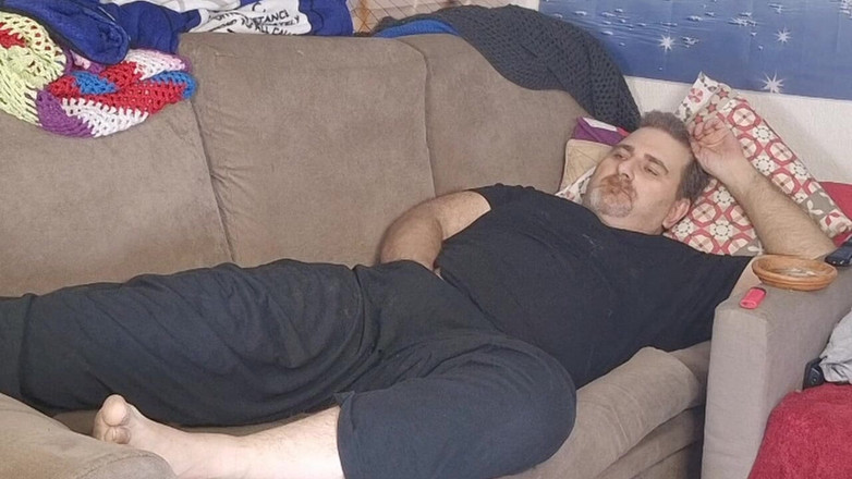 ChubbyDaddyBearLuka: Un papa pulpeux porte ses pieds sales à poil