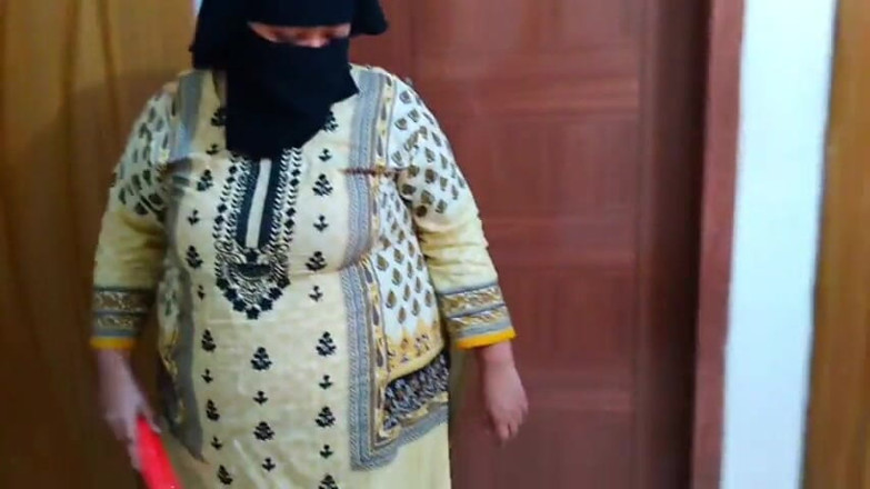 Aria Mia: Üvey erkek kardeşimin ateşli karısını yatak odamı temizlerken sikiyorum!