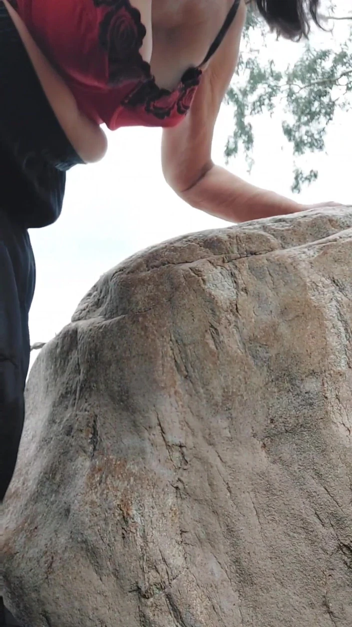 Zilah Luz: Hårig fitta som kikar längs en upptagen väg