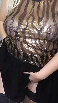 Matură sexy obraznică nu poartă chiloți sub fustă