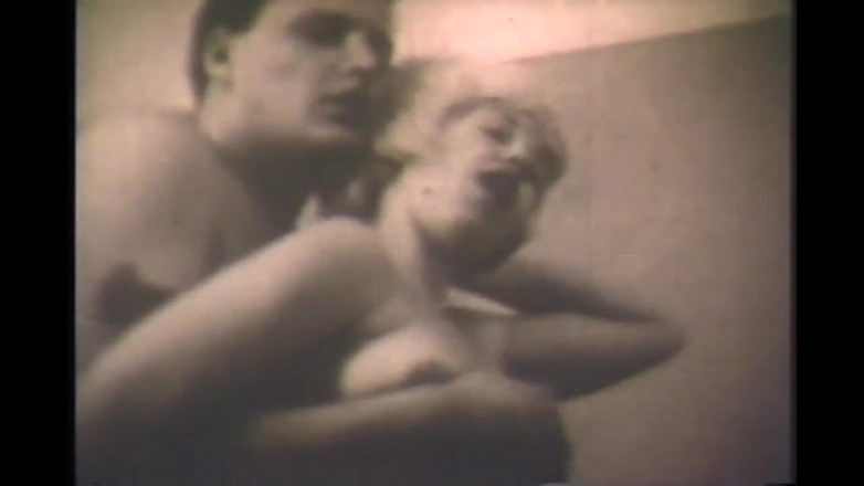 Vintage megastore: Gagici păroase futute și umplute de spermă în sex în grup cu schimb...