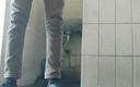 Tamil 10 inches BBC: Хлопець дрочить свій величезний член у ванній кімнаті