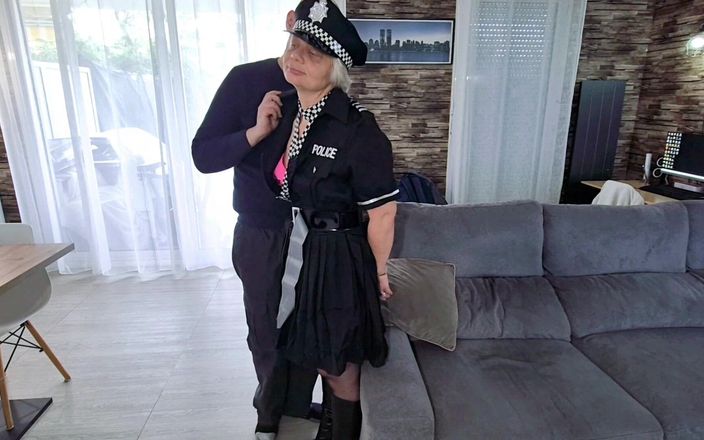 Sofy13: Policial recebe sua buceta fodida e recebe um bom facial