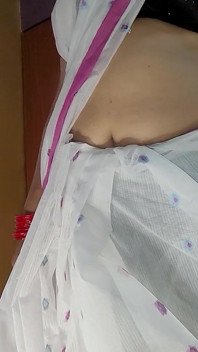 Une Bangladaise signifie sa chatte juteuse dans son sari.