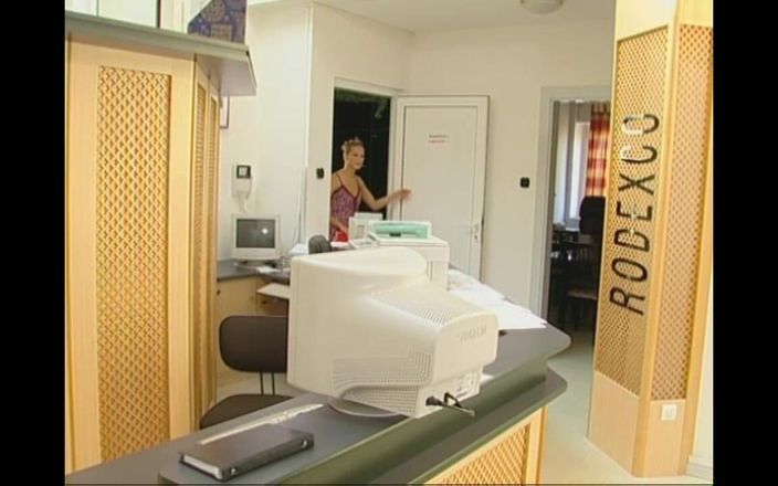 EroticPlanet XXX: Secretară - episodul 4