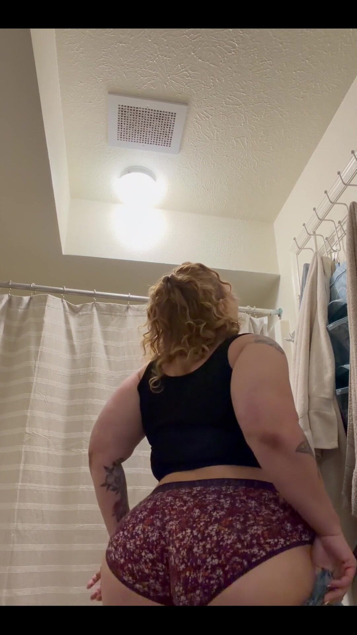 Valentina Lunarae: Bouncing My Ass in These Jeans