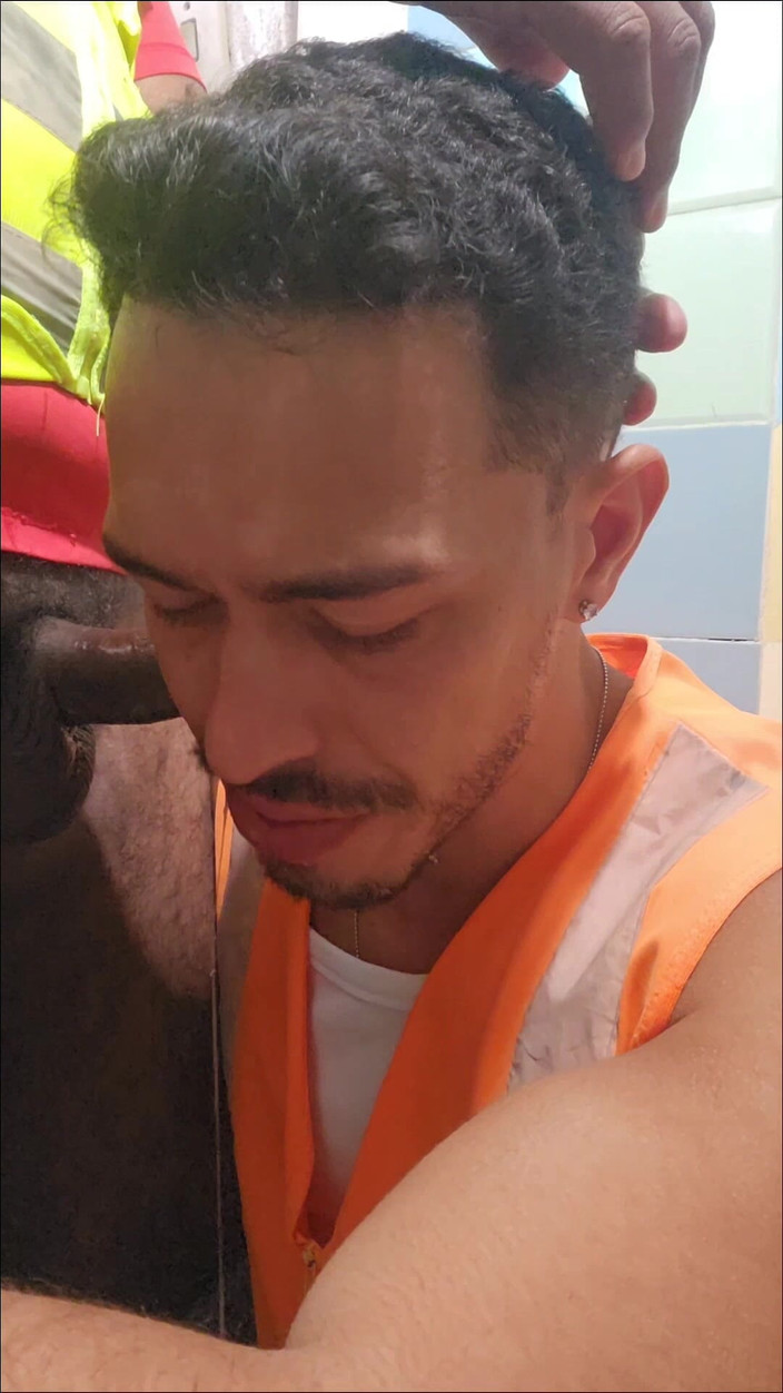 SEX GAY AMATEUR: Pracovník mi šuká zadek v koupelně v práci