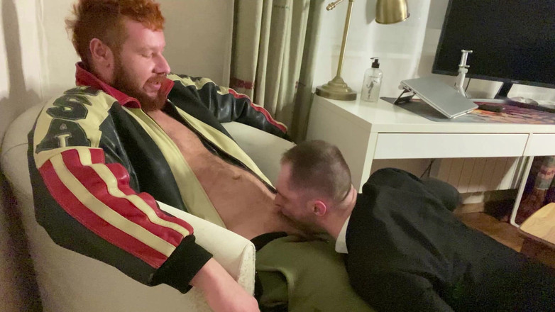 KinkySirius: Частина 1. Кінкісіріус в костюмі на повну тренується з ротом і з ведмедем в шкіряній куртці