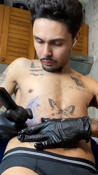 I Went to Get a Tattoo, Got a Hard Cock and Jerked off Until I Came