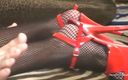 Erotic Female Domination: Tätowierte brünette Göttin in red Heels und netzstrümpfen verehrt und...