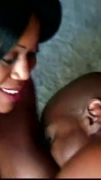 Schwarze MILF mit Riesentitten reitet schwarzen monster-schwanz mit kondom
