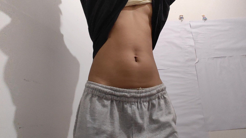 desigirl93: かわいい小柄な女の子が彼女のマンコに触れ、彼女の小さなおっぱいを愛撫し、あなたがそれにあなたのチンポを突き刺すために彼女のマンコを開きます