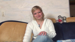 Deutscher hardcore: Çoraplı sarışın Alman sürtük dildoyla kendini sikiyor