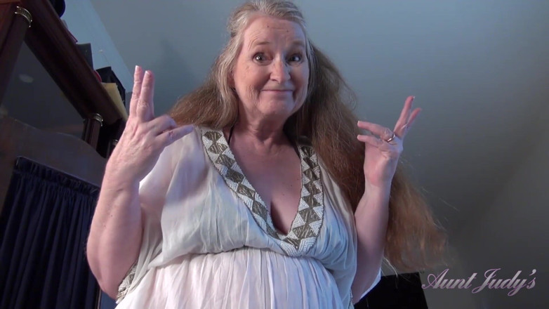 Aunt Judy's: AuntJudys - ibu tiri GILF 61 tahun anda memberikan handjob (pov)