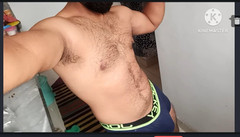 Desi__Panda: Jurulatih gim India menunjukkan badan berbulunya membonggol zakar besar dan...