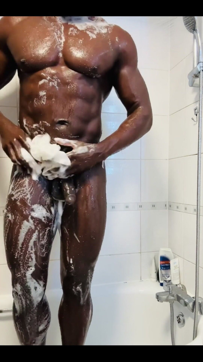 Afro Black XXX: Dnes je čas na sprchu. Neupraveném.