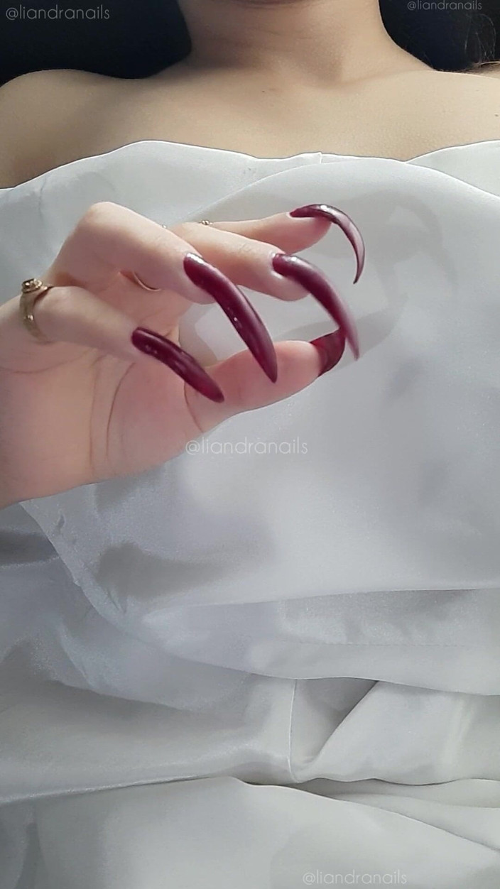 Goddess Li: Ogromne paznokcie