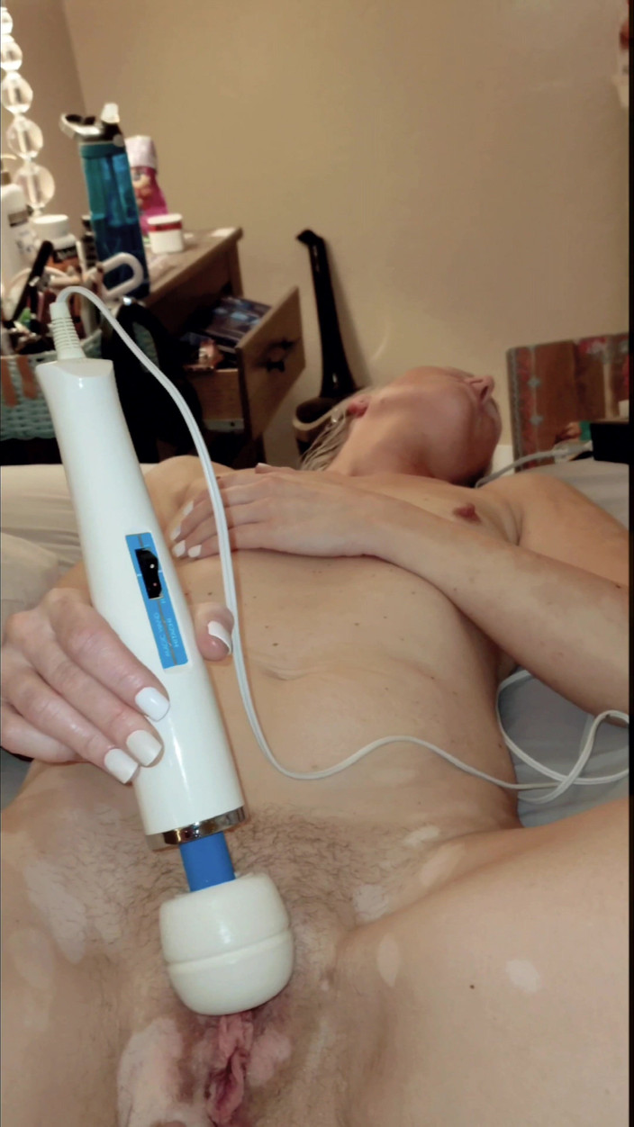 American Blonde Wife: 惊人的业余自制摩门教毛茸茸的阴户妻子暴露和张开双腿，同时张开双腿