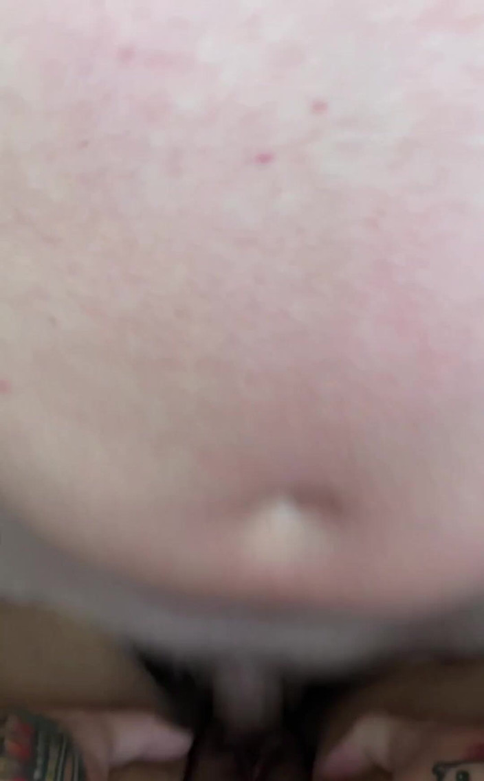 Filthy British Couple: En mi espalda, las piernas se extienden y pidiendo esperma....