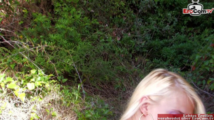 EroCom: Blondei slabe îi place să fie futută în aer liber în timpul filmului...