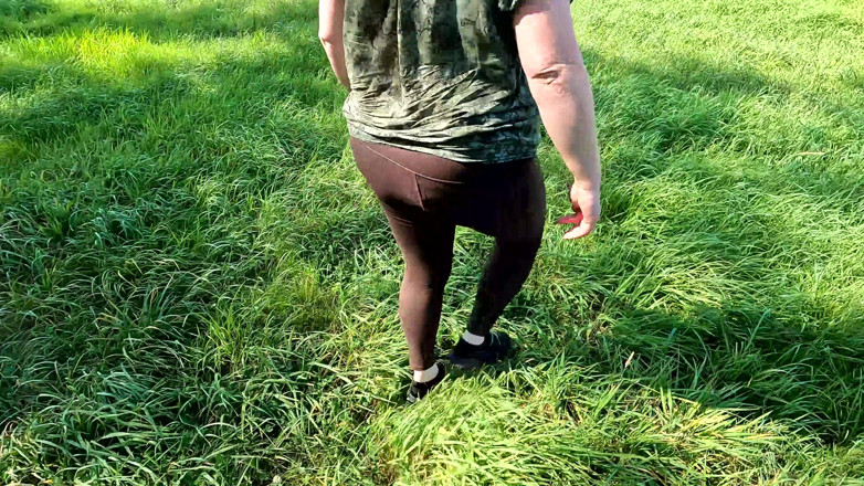 Bouncy Tits Action: Seins rouges dans la remise