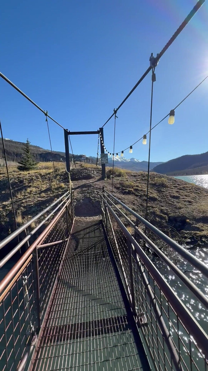 Dahlia Wolf: Foot fetiš venkovní přechod mostu