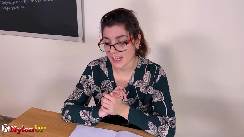 FootFetish Girls With Sex Toys and Nylons: Lauretta și Lily, fetiș cu picioarele în clasă
