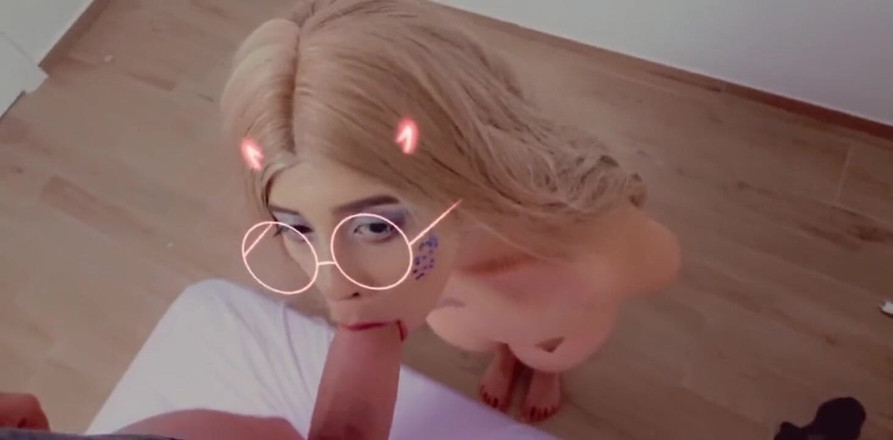 Holycandy: 饥渴的金发女郎吮吸我的鸡巴