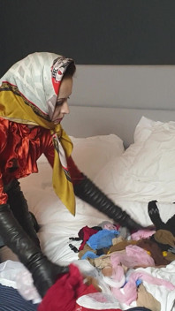 Una dama en medias y pañuelo sedoso
