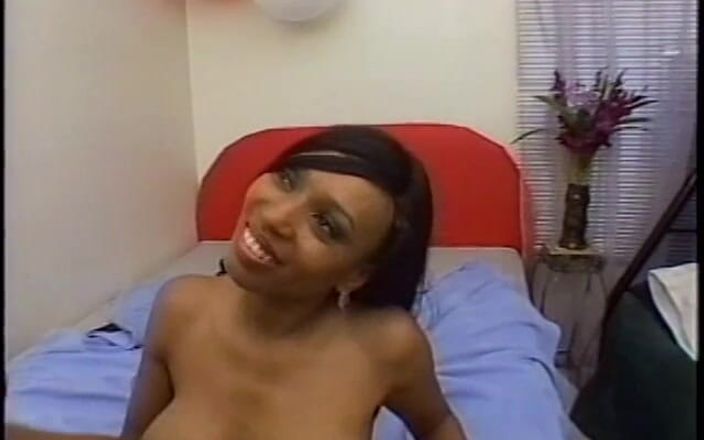 First Black Sexperience: Збуджений хлопець скидає свою сперму на великі цицьки чудової чорношкірої красуні Террі Моніки