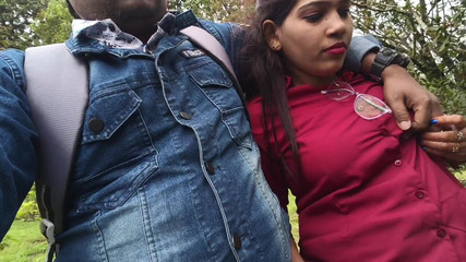 Sona bhabhi: Une desi indienne s’embrasse et presse de seins par son...