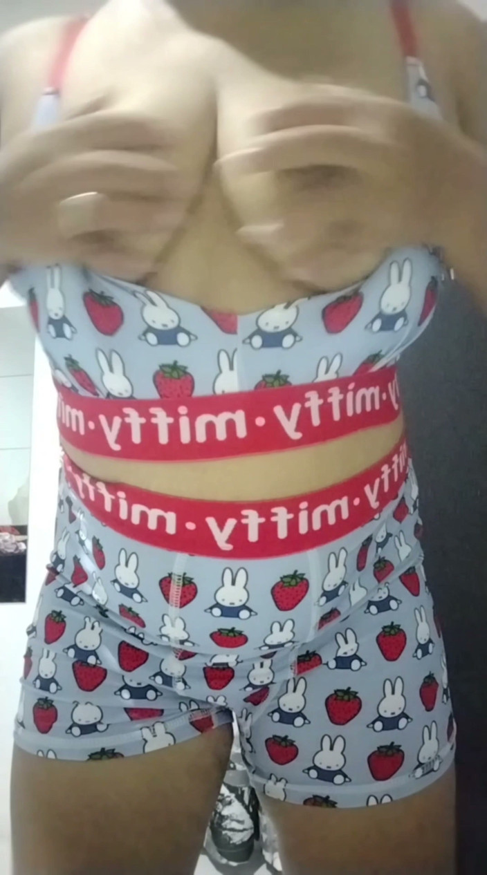 Creamyjoy: Sexy Filipijnse milf, speelt in haariffy beha en slipje