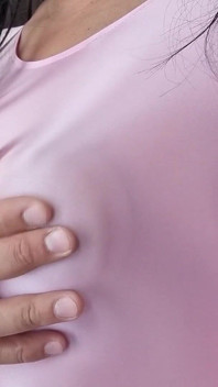 Niente reggiseno, ti piacciono i miei capezzoli e le mie tette dure e sode