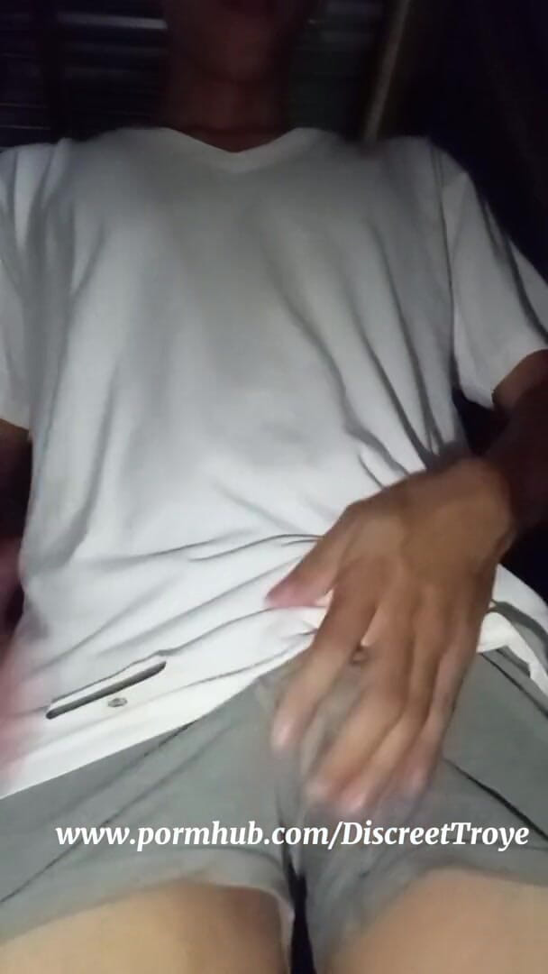 Troye_AsianPinoy: Filipínský sexy chlapec masturbuje brzy ráno, zatímco prší
